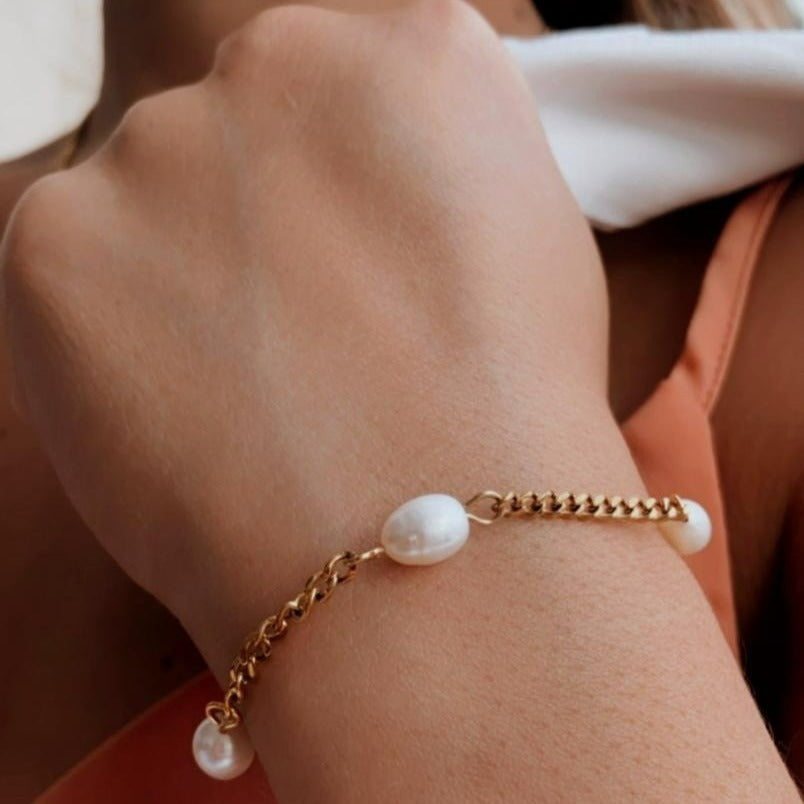 Lakambini (Beauty Queen)